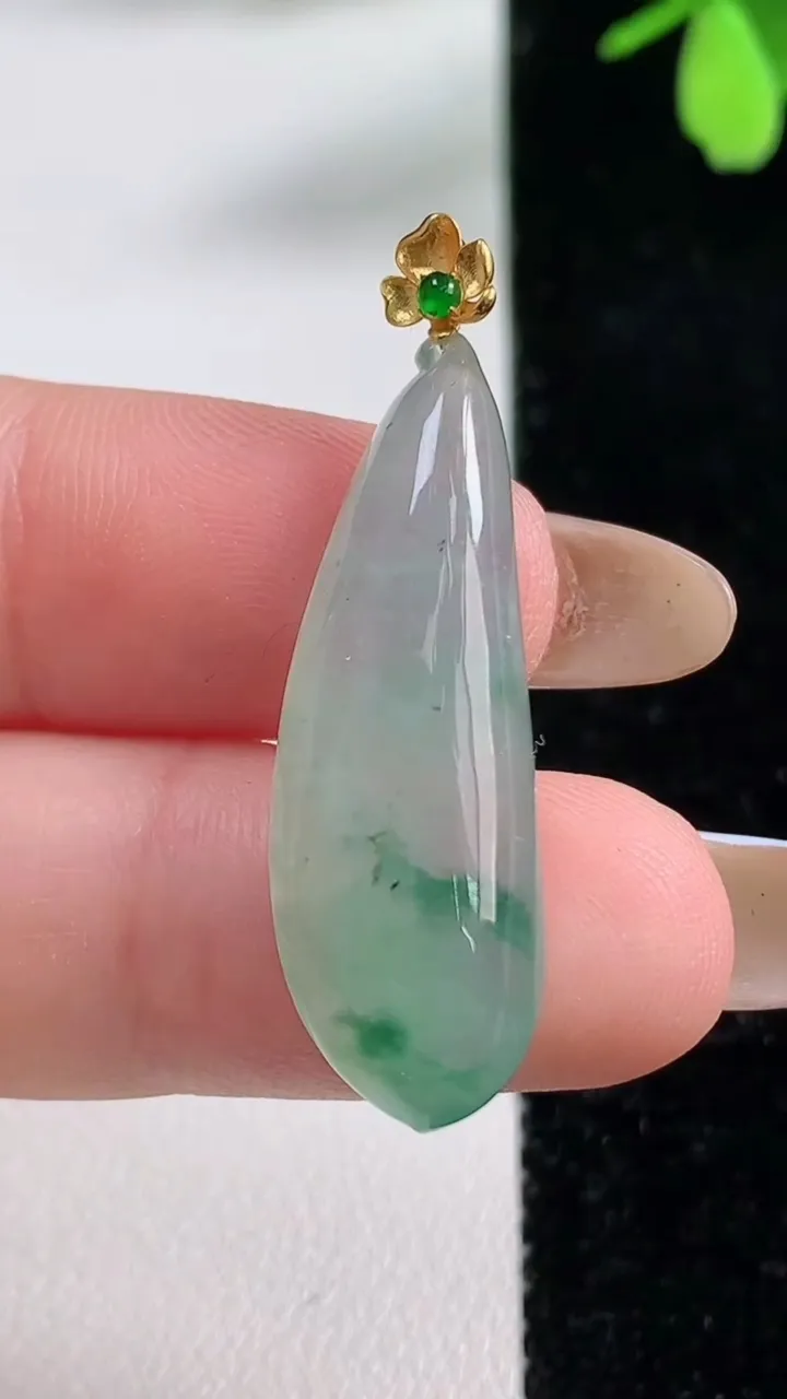 天然A货翡翠种飘花福瓜吊坠，尺寸31-10.9-5.6，重量:3.69g
11月4日