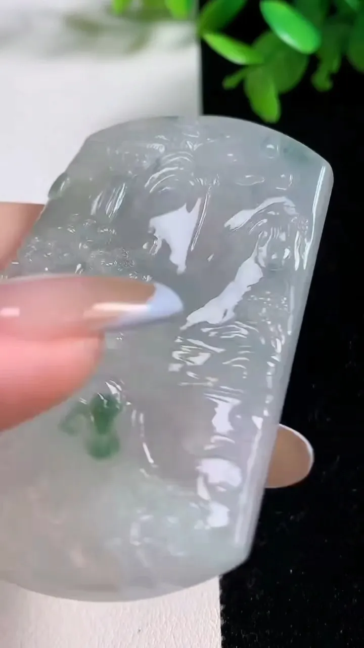 天然A货翡翠牌吊坠，尺寸65-41.2-5.9，重量:39.06g
11月4日