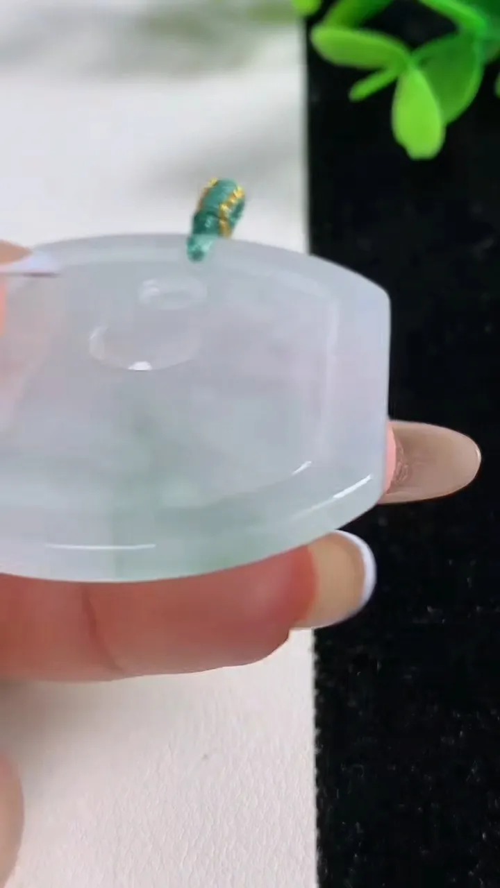 天然A货翡翠钟馗吊坠，尺寸52.2-44.6-5.5，重量:24.87g
11月4日