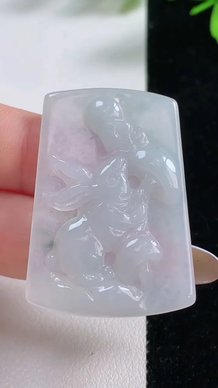 天然A货翡翠冰种飘花生肖兔吊坠，尺寸41-29.2-3.4，重:7.65g
11月4日