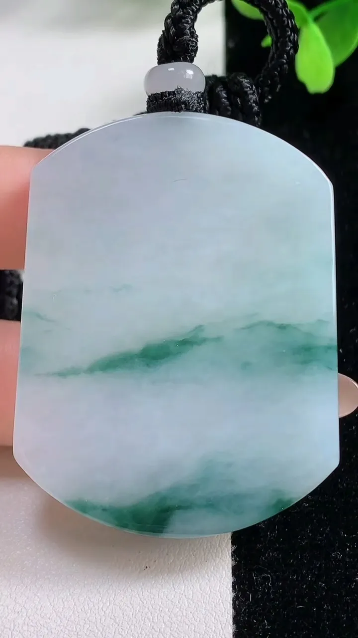 天然A货翡翠冰种飘花无事牌吊坠，尺寸52-39.5-6.2，重量:38.08g
11月4日