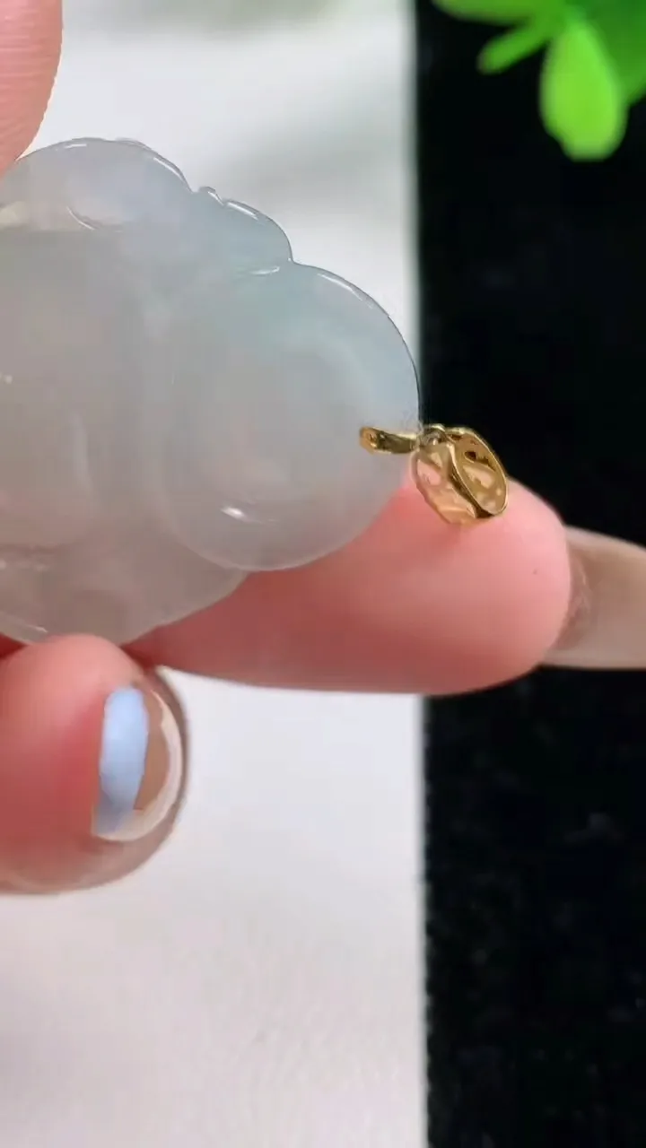 天然A货翡翠种白冰佛公吊坠，尺寸27-28.6-6.1，重量:6.64g
11月4日