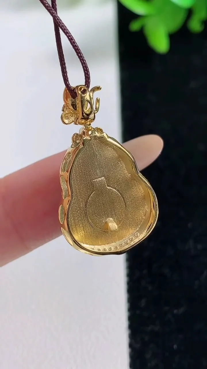 天然A货翡翠葫芦吊坠，尺寸27-15.5-8.4，裸石17.2-13.3重量:3.46g
11月4日