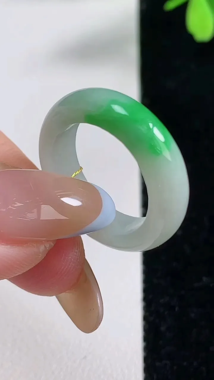 天然A货翡翠指环戒指，尺寸17.4-5.5-3.5，重量:4.26g2025年11月4日
工厂直销收