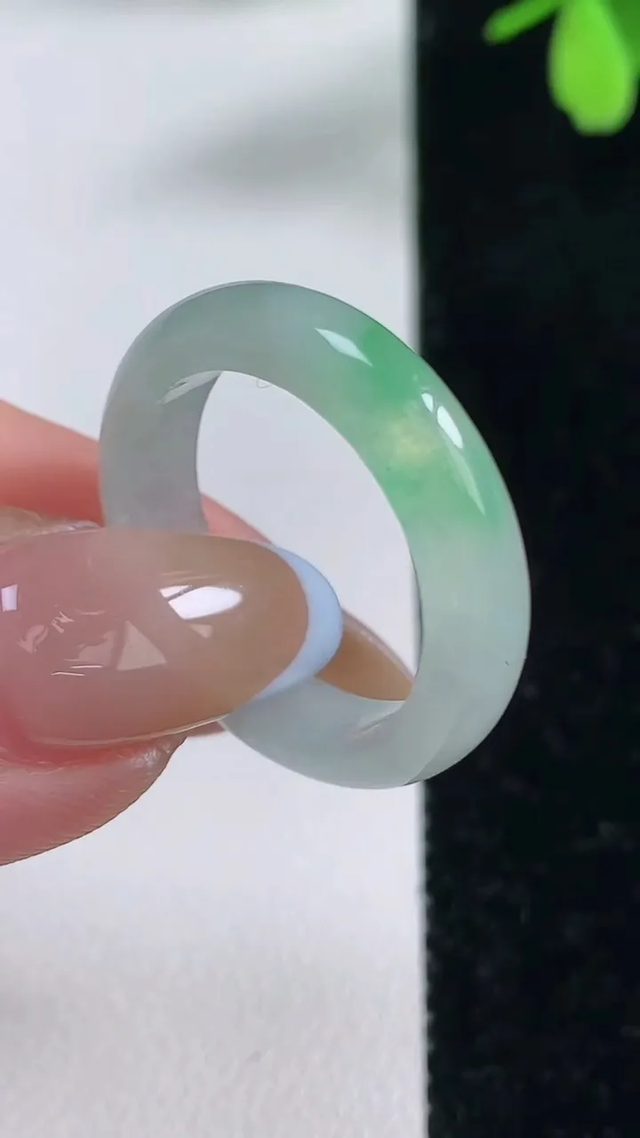 天然A货翡翠指环戒指，尺寸19.2-5.2-3.1，重量:3.65g2025年11月4日
工厂直销收藏佳品,种好水足，色泽均匀，有种有色，上手高大气！