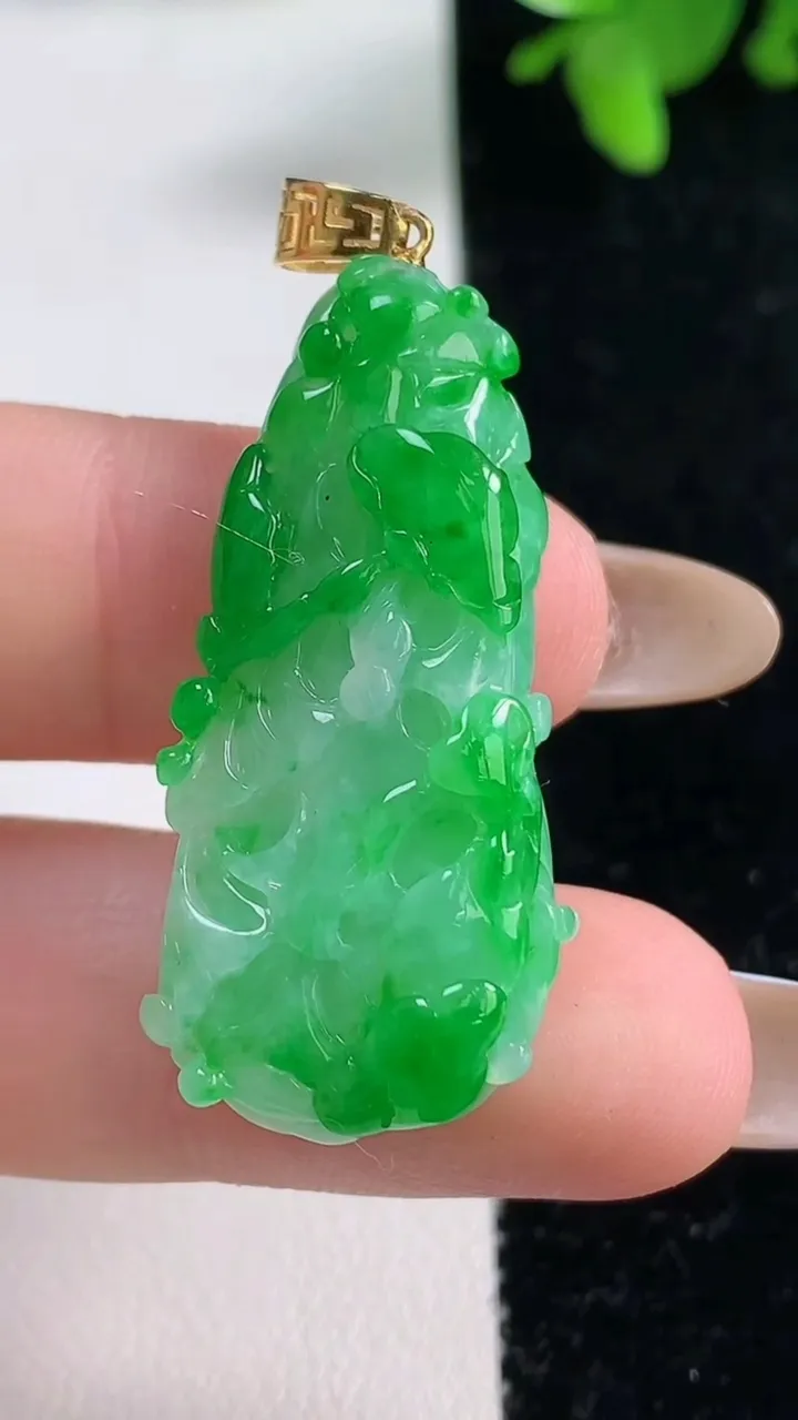 天然A货翡翠白菜吊坠，尺寸35.6-16-8.3，重量:8.10g
11月4日