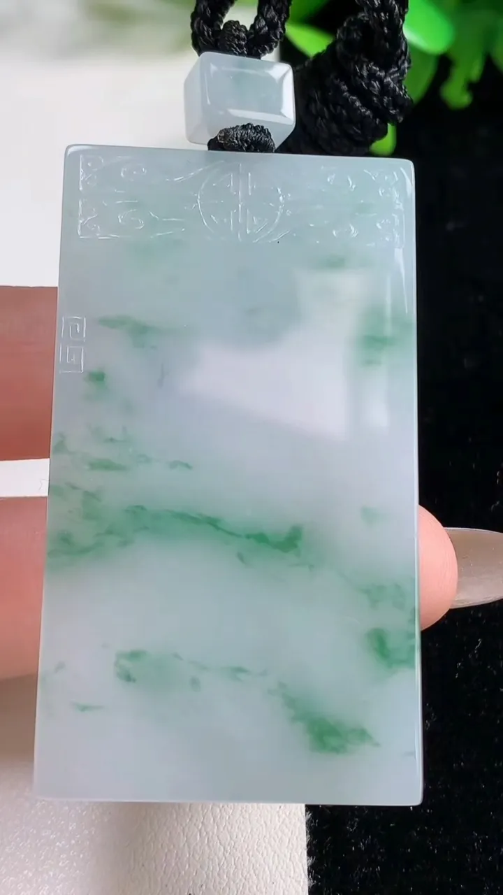 天然A货翡翠冰种飘花仿古无事牌吊坠，尺寸56-30.8-6.5，重量:39.27g
11月4日