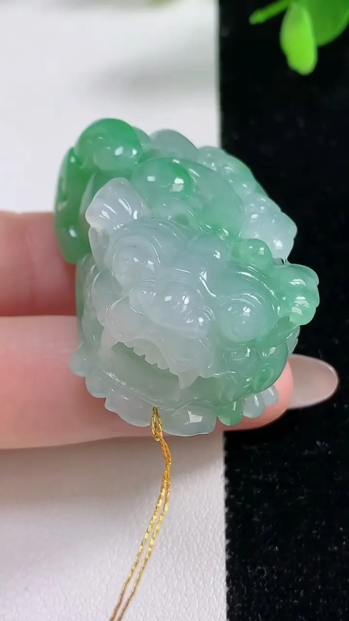 天然A货翡翠貔貅吊坠，尺寸44.5-27-19.6，重量:50.23g
11月4日