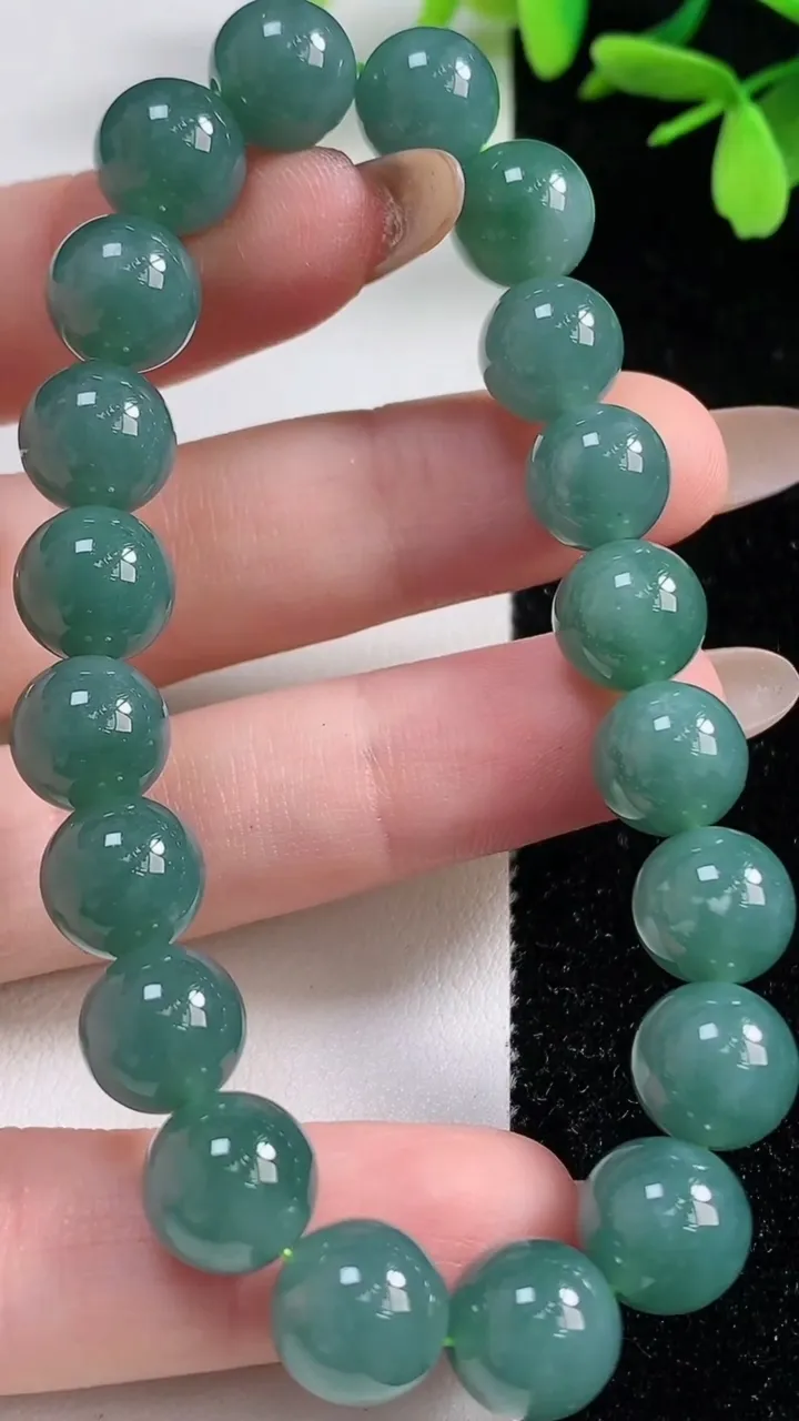 天然A货翡翠货蓝水圆珠手串20颗，尺寸10，重:31.84g11月4日
工厂直销收藏佳品,种好水足，色泽均匀，有种有色，上手高大气！
