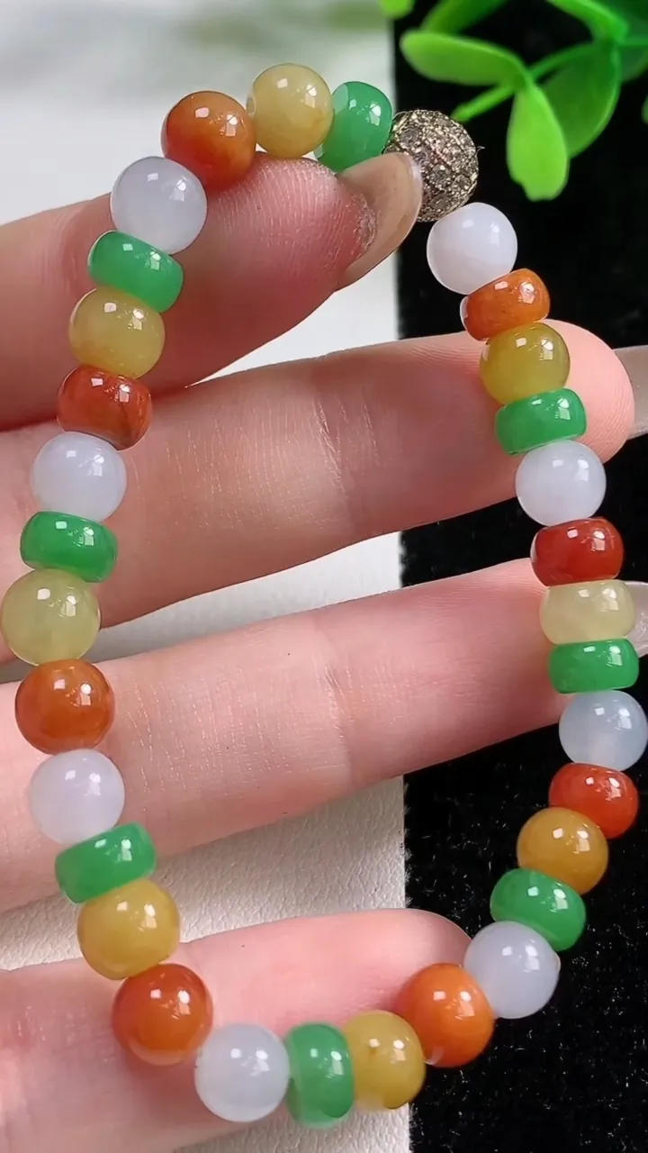 天然A货翡翠三彩算盘珠手串，尺寸6.3-5.6-32颗，重量:14.21g11月4日
工厂直销收藏佳