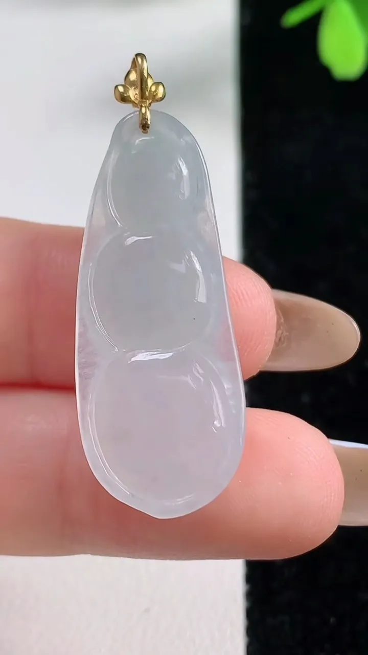 天然A货翡翠种白冰福豆吊坠，尺寸34.5-14-5.3，重量:4.43g
11月4日