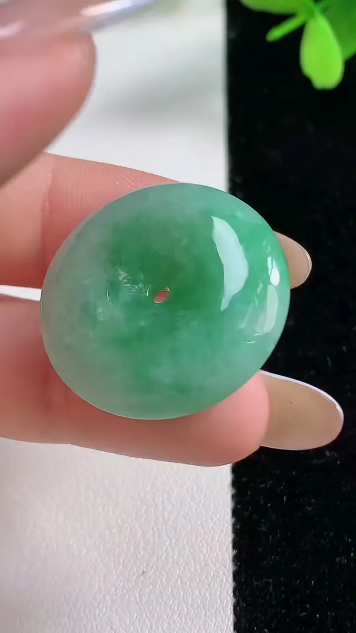天然A货翡翠平安扣吊坠，尺寸26.4-5.8，重量:8.95g
11月4日