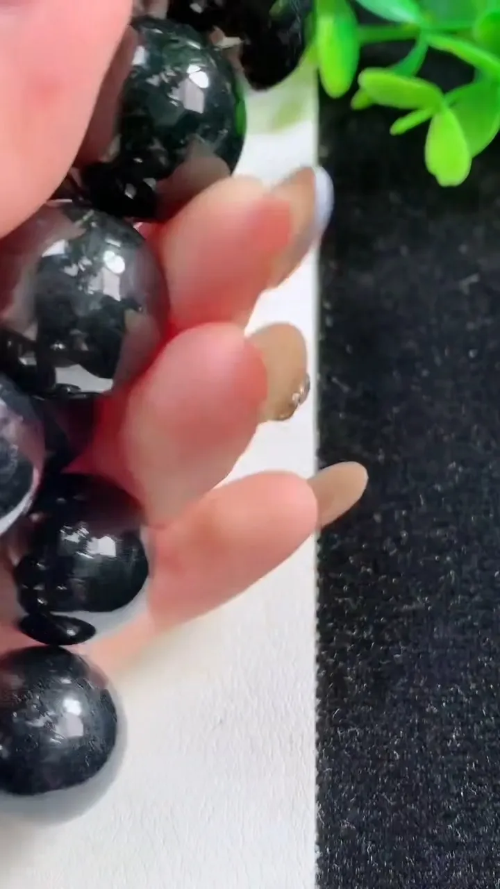 天然A货翡翠货墨翠圆珠手串12颗，尺寸18，重:118.82g11月4日
工厂直销收藏佳品,种好水足，色泽均匀，有种有色，上手高大气！
