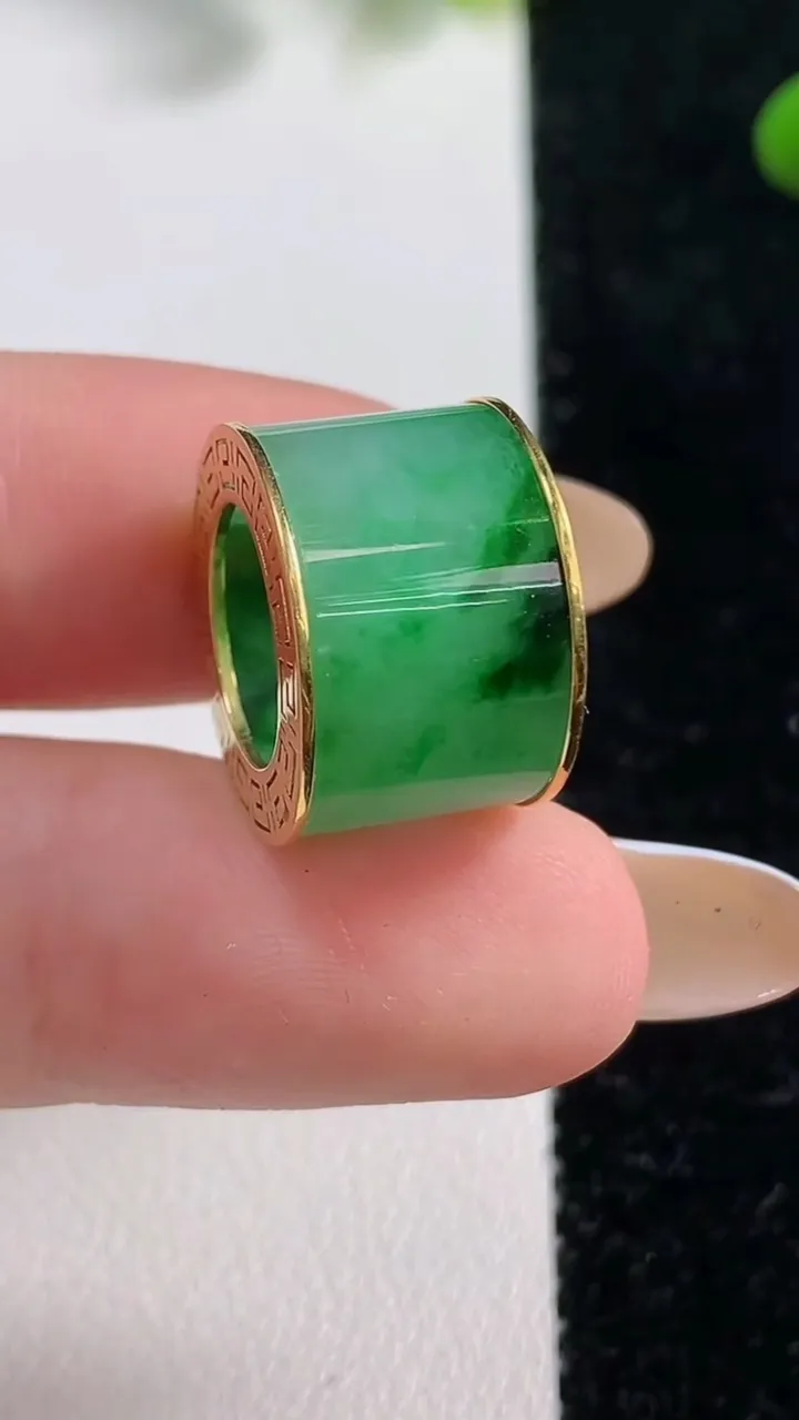 天然A货翡翠路路通吊坠，尺寸16.2-11.1，重:4.86g
11月4日