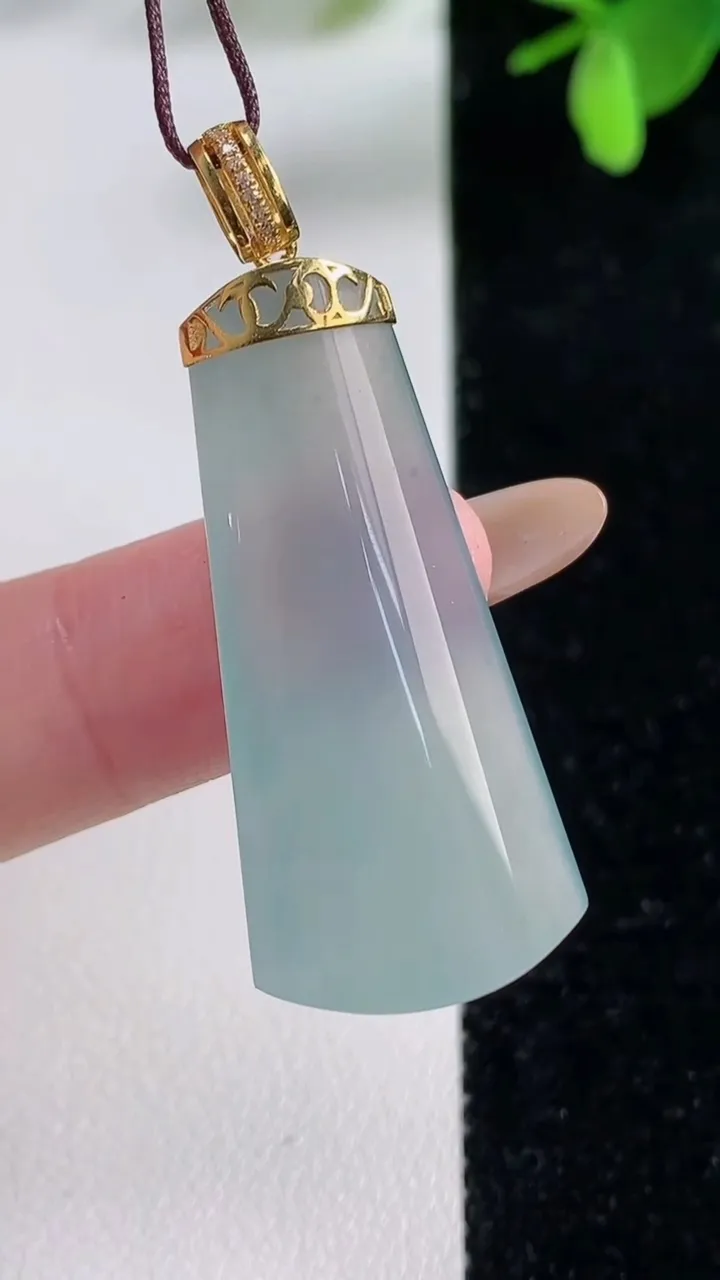 天然A货翡翠无事牌吊坠，尺寸36-17-5.6，重量:6.75g
11月4日