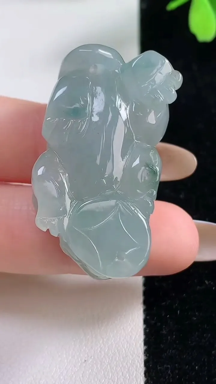 天然A货翡翠貔貅吊坠，尺寸39.6-21-13.4，重量:24.74g
11月4日