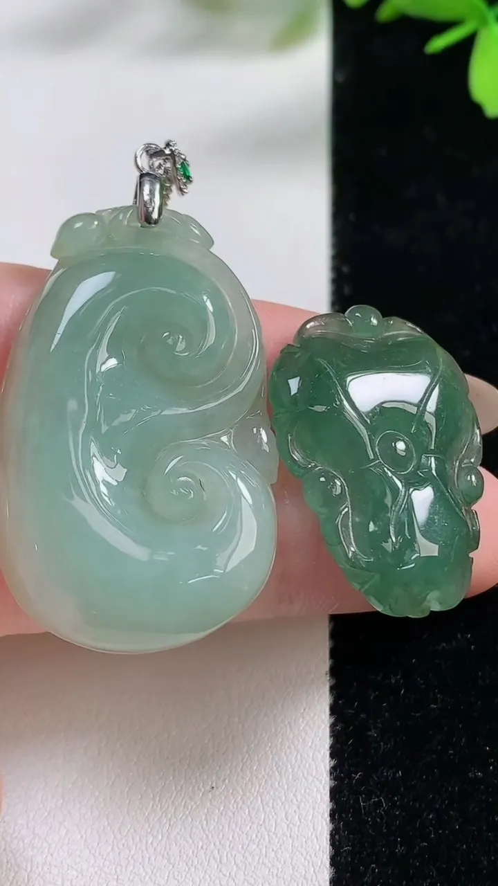 天然A货翡翠如意吊坠一对，尺寸38.8-24-6，重:10.85g
11月4日