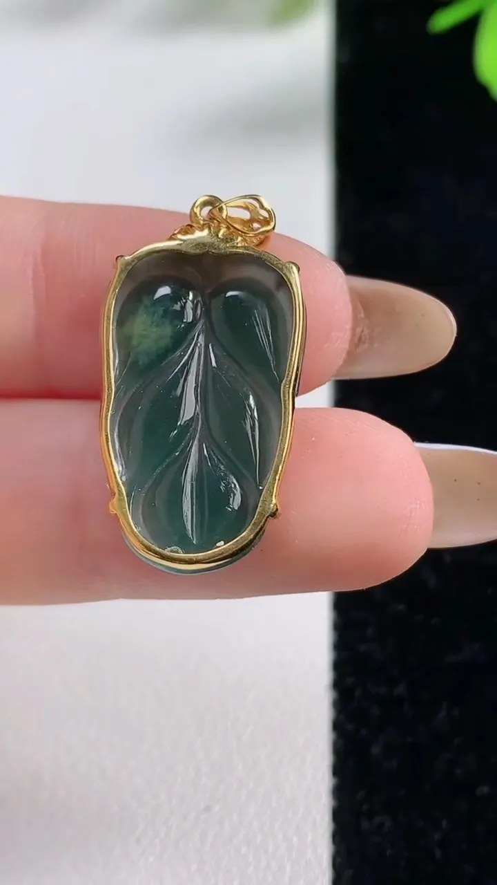 天然A货翡翠k金蓝水金枝玉叶 叶子吊坠，尺寸30-14.5-3.8，重:2.42g
11月4日