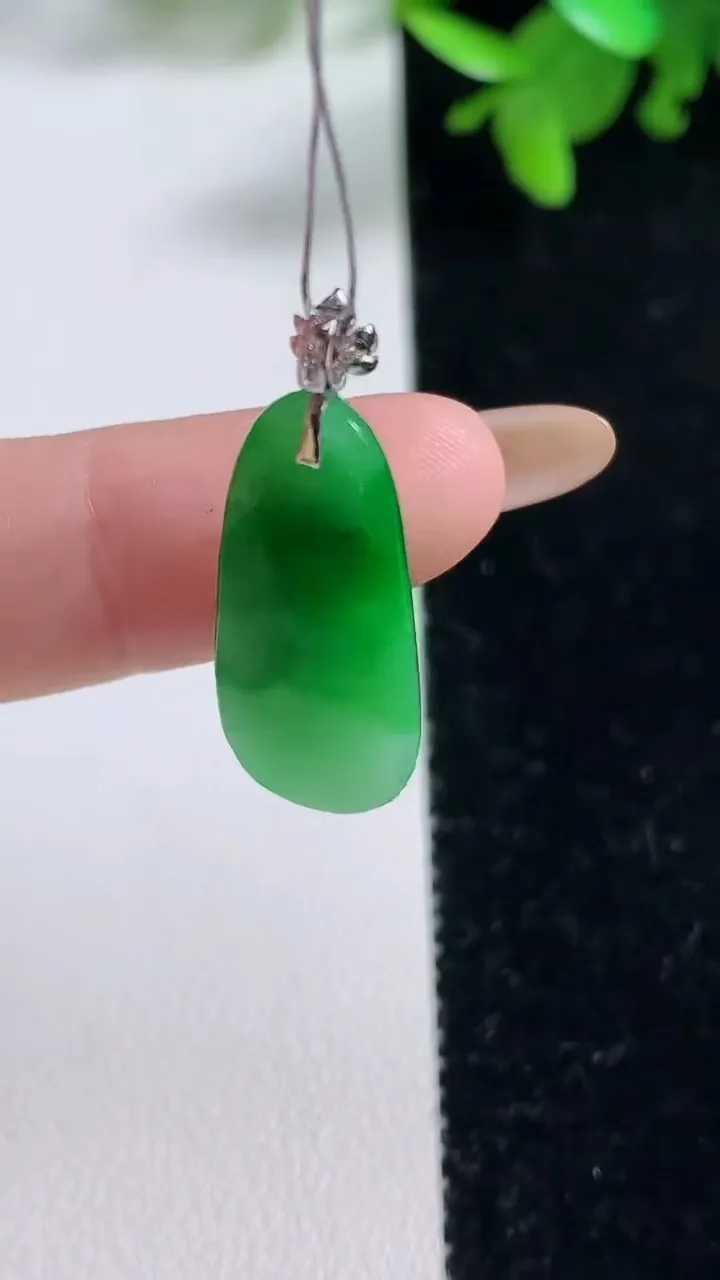 天然A货翡翠福瓜吊坠，尺寸25.2-10.8-5.5，重量:3.44g
11月4日