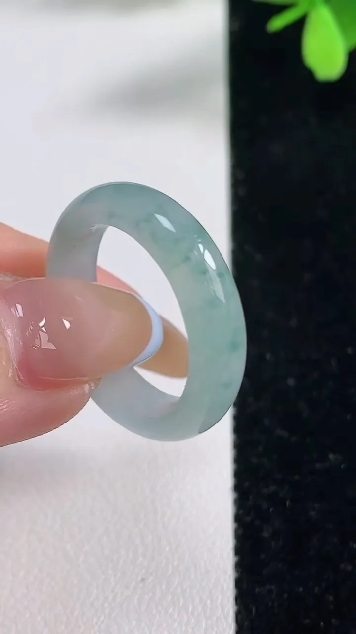 天然A货翡翠冰种飘花指环戒指，尺寸16.9-5.2-3，重量:3.81g2025年11月4日
工厂直销收藏佳品,种好水足，色泽均匀，有种有色，上手高大气！