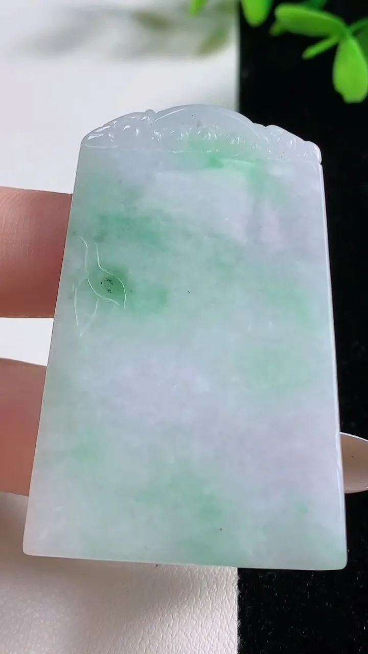 天然A货翡翠无事牌吊坠，尺寸53-35.5-4.5，重:24.29g
11月4日