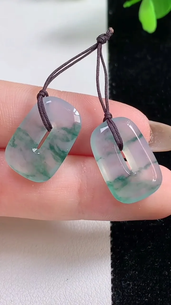 天然A货翡翠冰种飘花福贝吊坠一对，尺寸20-12.5-2.8，重量:3.59g
11月4日