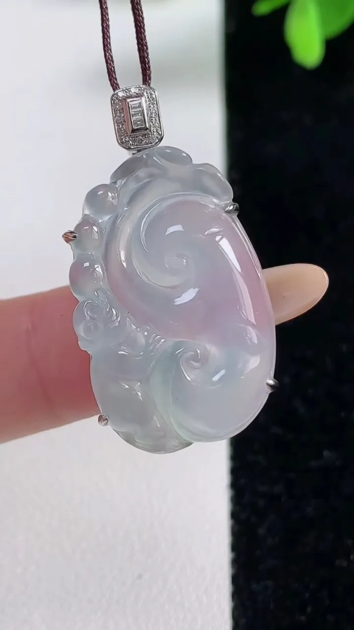 天然A货翡翠种白冰如意吊坠，尺寸27.5-17.4-6.8，重量:5.63g
11月4日