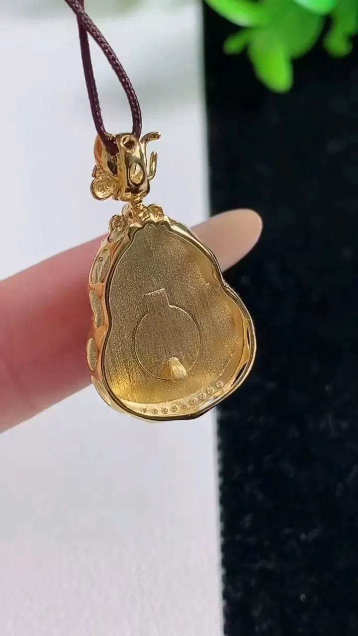 天然A货翡翠葫芦吊坠，尺寸27-15.5-8.4，裸石17.2-13.3重量:3.46g
11月4日