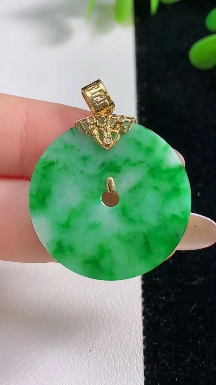 天然A货翡翠平安扣吊坠，尺寸28.8-2，重:5.63g
11月4日