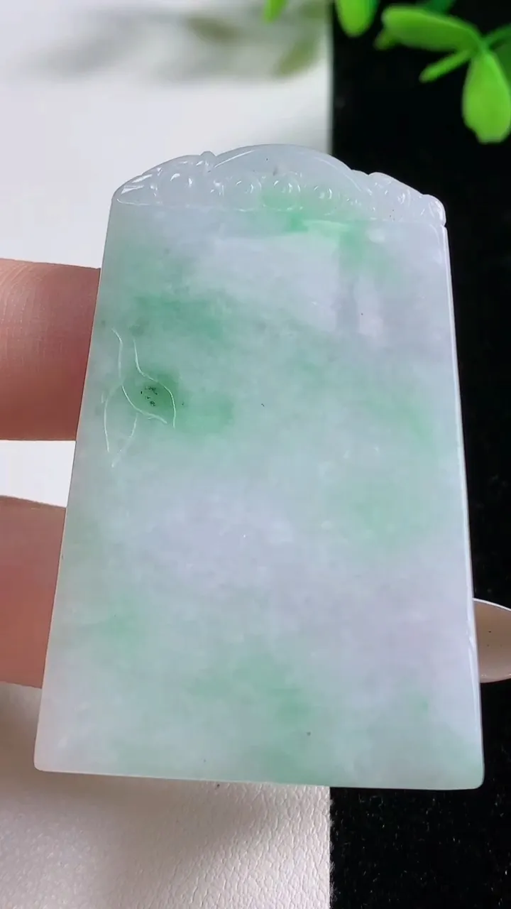 天然A货翡翠无事牌吊坠，尺寸53-35.5-4.5，重:24.29g
11月4日