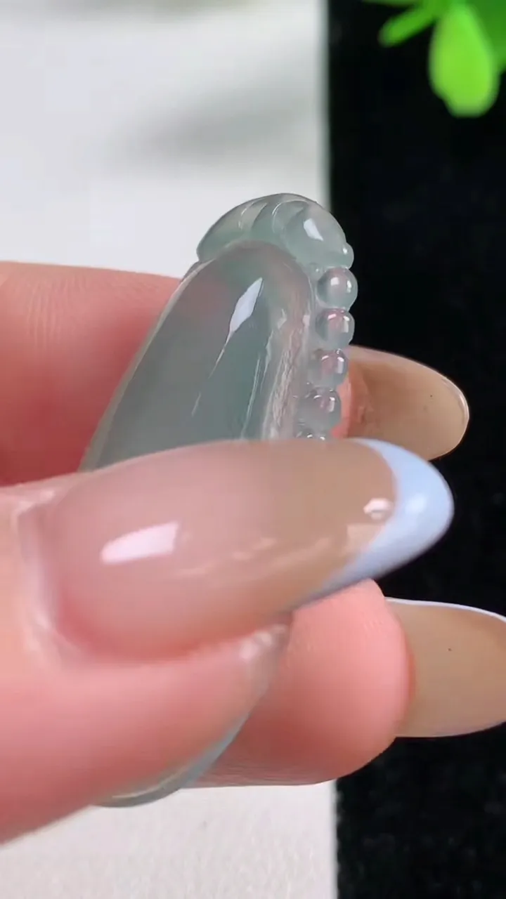 天然A货翡翠冰种飘花福瓜吊坠，尺寸37.5-17.5-6.2，重量:5.93g
11月4日