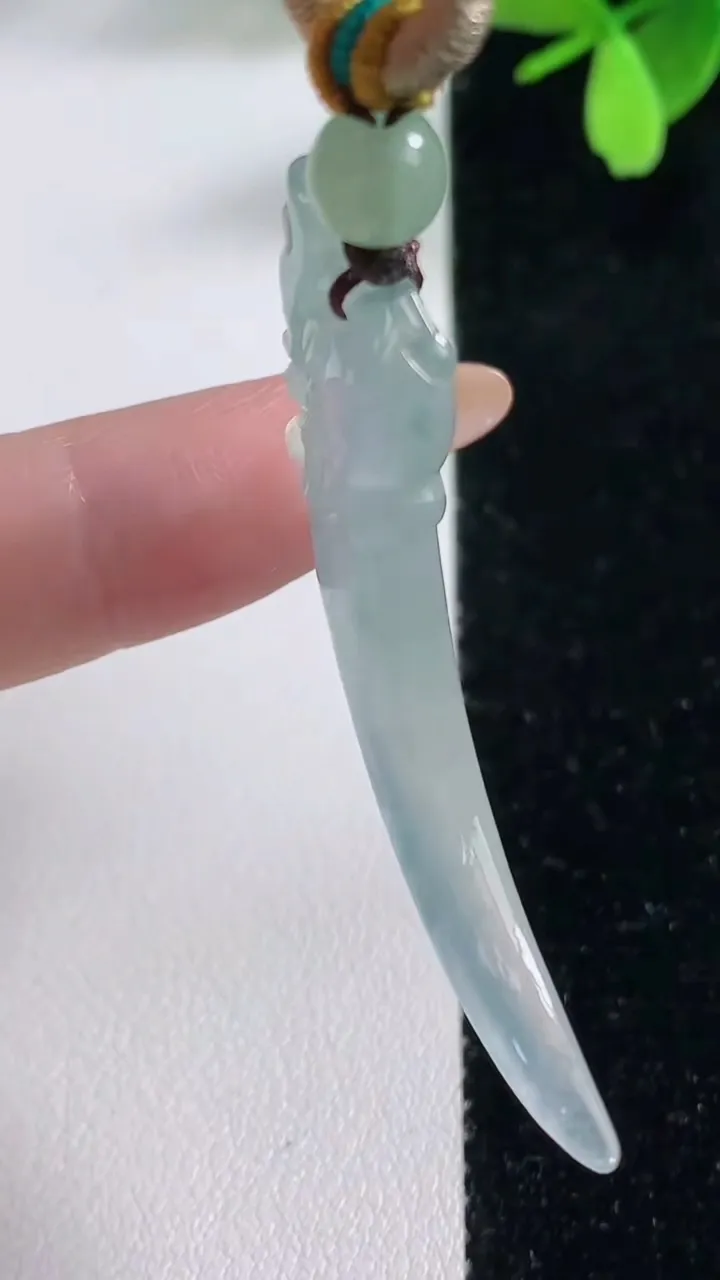 天然A货翡翠龙牙吊坠，尺寸46-12.2-5.1，重量:9.02g
11月4日