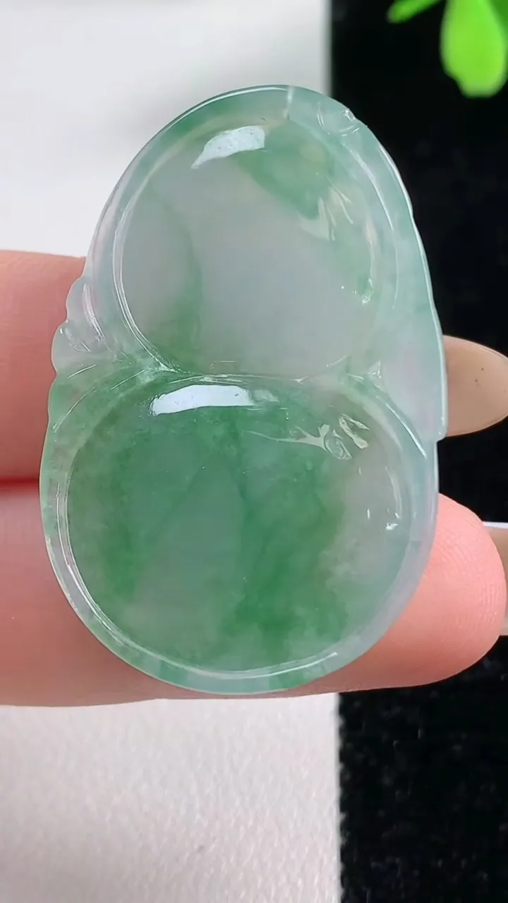 天然A货翡翠葫芦吊坠，尺寸38.2-23.8-6.4，重量:9.51g
11月4日