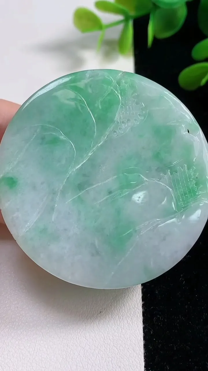 天然A货翡翠山水牌吊坠，尺寸53.9-13.8，重:77.57g
11月4日