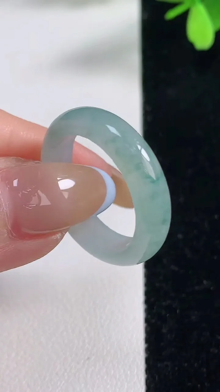 天然A货翡翠冰种飘花指环戒指，尺寸16.9-5.2-3，重量:3.81g2025年11月4日
工厂直销收藏佳品,种好水足，色泽均匀，有种有色，上手高大气！