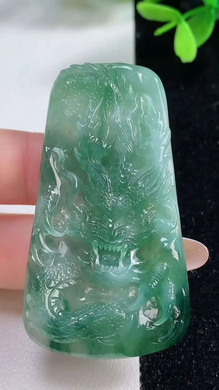 天然A货翡翠龙牌吊坠，尺寸59.6-32.6-6，重量:22.75g
11月4日