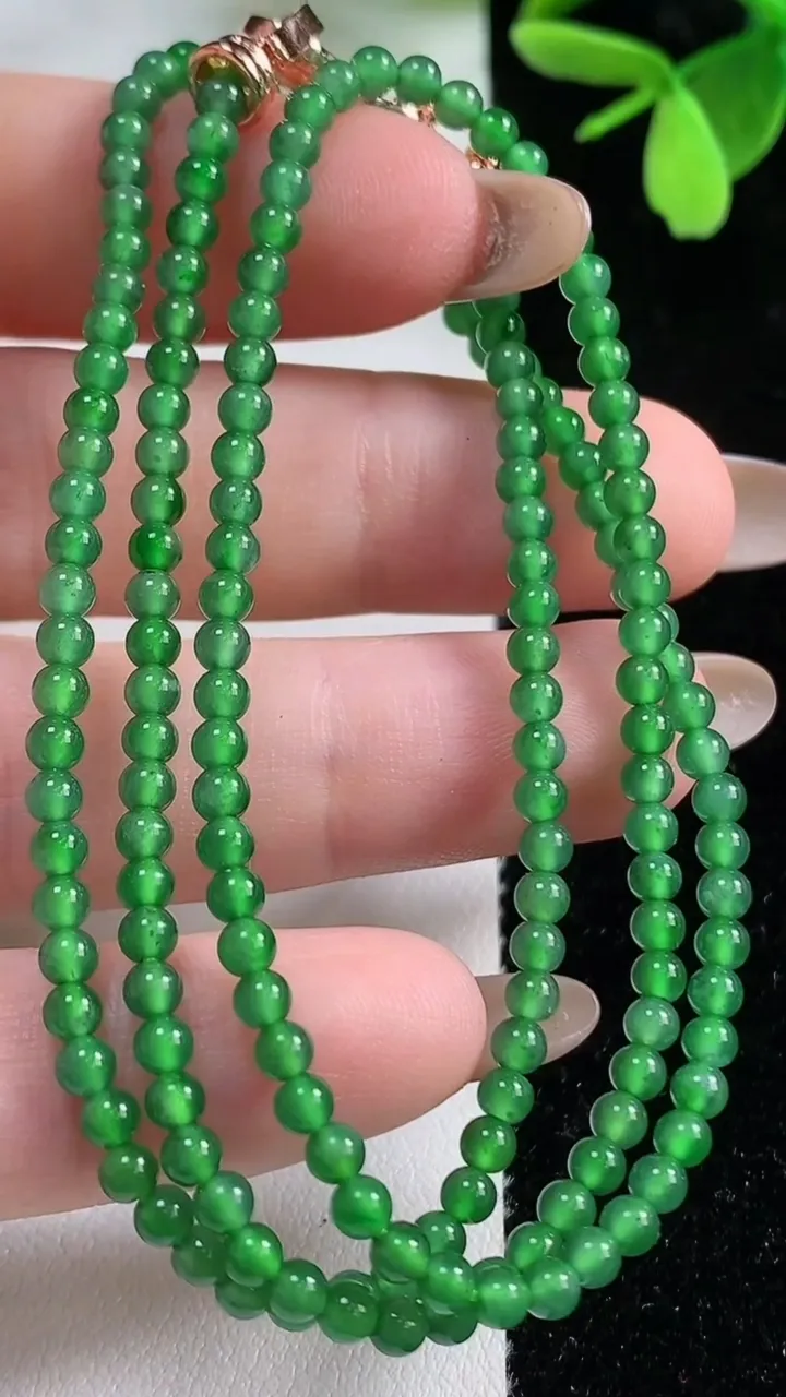 天然A货翡翠小米珠项链，尺寸2.9-176颗，重量:9.29g11月4日
工厂直销收藏佳品,种好水足，色泽均匀，有种有色，上手高大气！