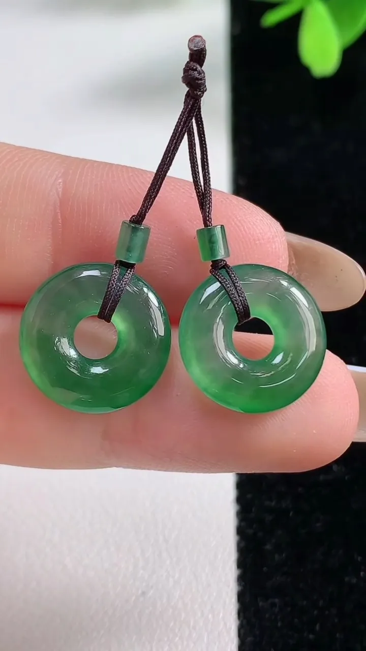 天然A货翡翠平安环吊坠一对，尺寸14-2.8，重量:2.40g
11月4日