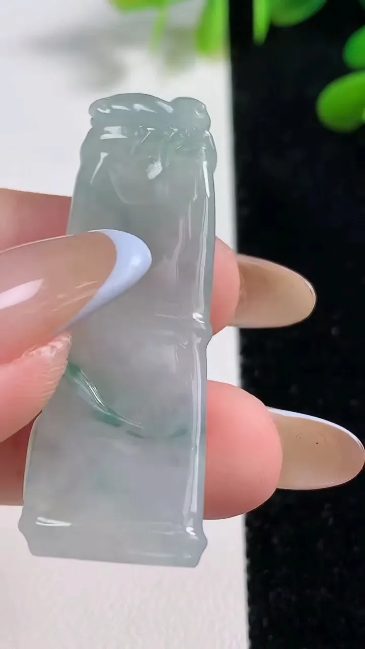 天然A货翡翠冰种飘花节节高升 竹节吊坠，尺寸44-16-9.8，重:9.87g
11月4日