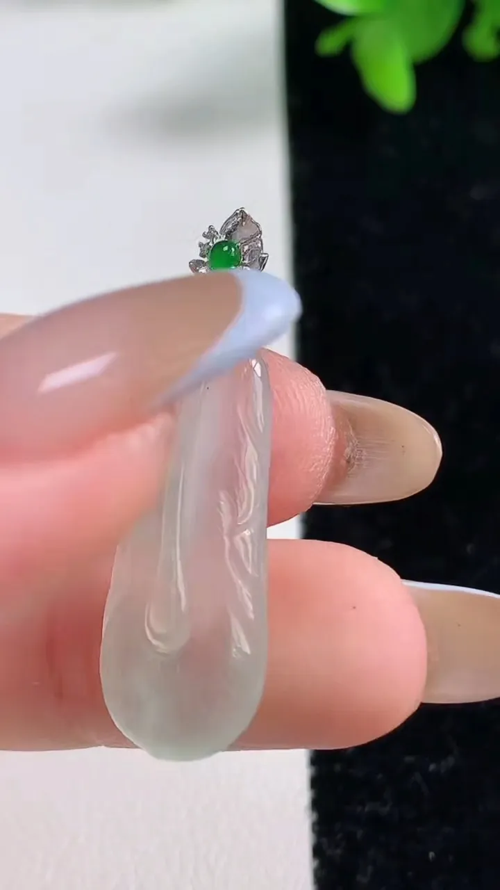 天然A货翡翠羽毛吊坠，尺寸29-11.6-4.4，重量:2.82g
11月4日