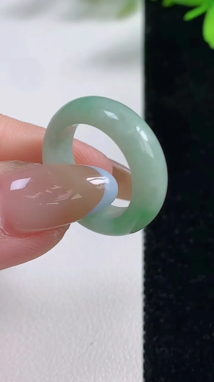 天然A货翡翠指环戒指，尺寸16.3-6.5-3.9，重:4.29g2025年11月4日
工厂直销收藏佳品,种好水足，色泽均匀，有种有色，上手高大气！