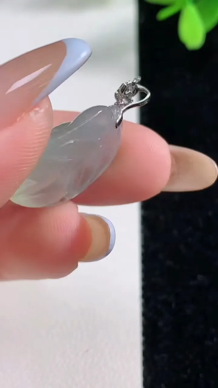 天然A货翡翠金枝玉叶 叶子吊坠，尺寸20-16-7，重量:3.97g
11月4日