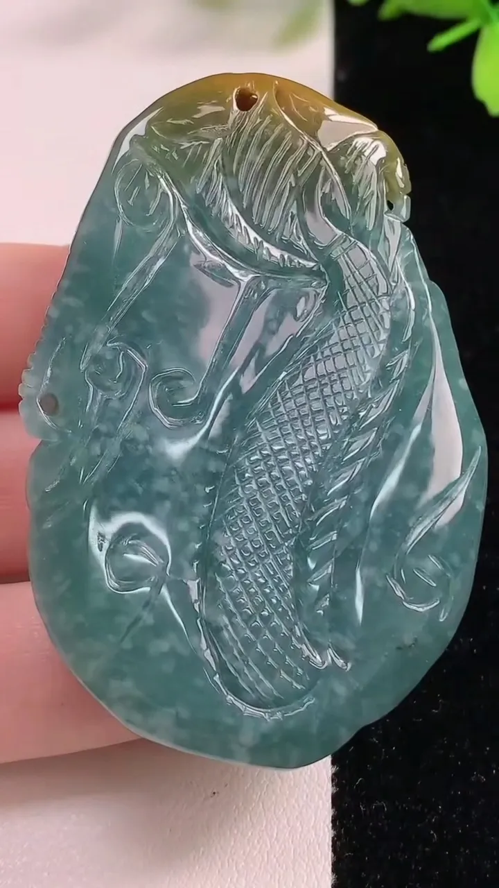 天然A货翡翠蓝水双彩龙牌吊坠，尺寸59.7-41.2-13.7，重:53.74g
11月4日