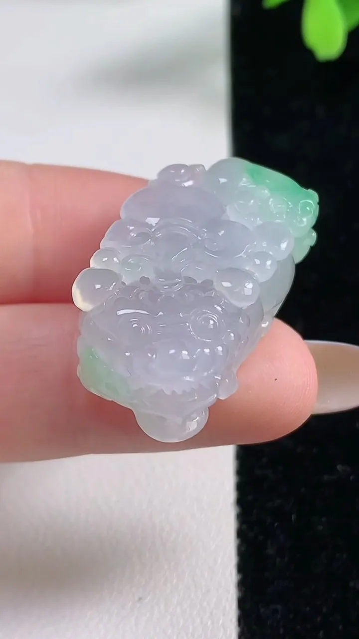 天然A货翡翠貔貅吊坠，尺寸29-16.7-11.9，重量:12.3g
11月4日