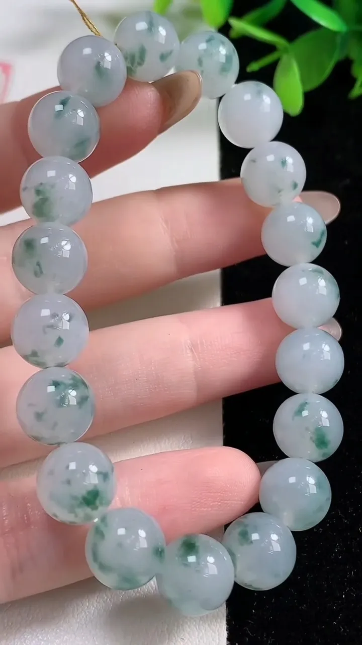 天然A货翡翠种飘花圆珠手串，尺寸10-19颗，重量:32.63g11月4日
工厂直销收藏佳品,种好水足，色泽均匀，有种有色，上手高大气！