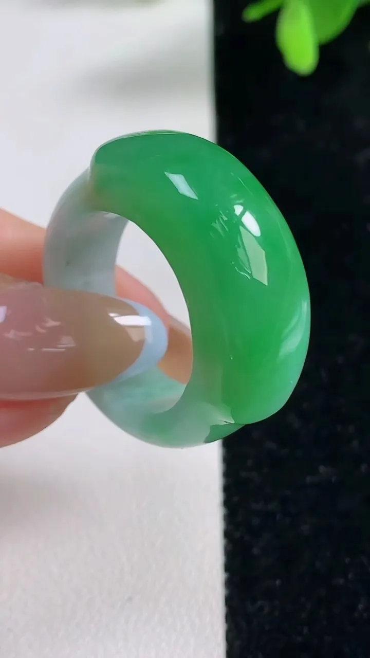 天然A货翡翠马鞍戒指 扳指，尺寸19.7-28-11-7.1，重量:11.77g2025年11月4日