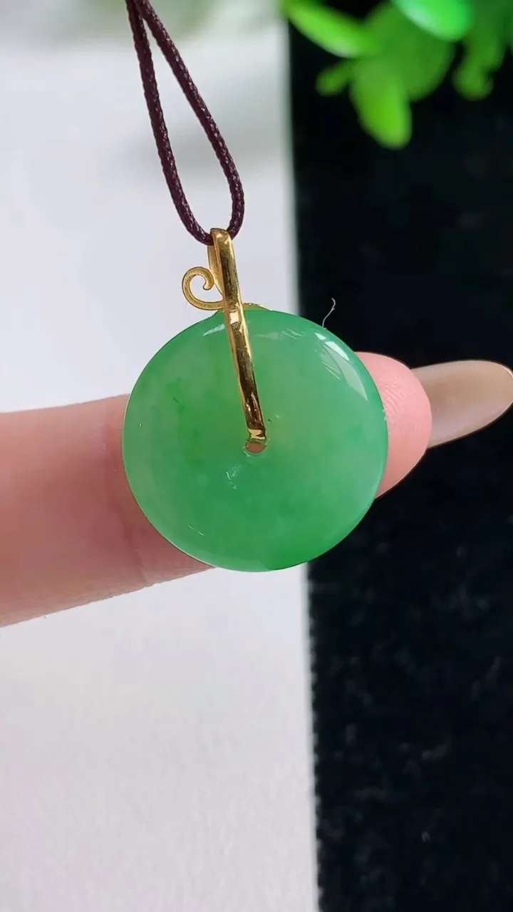 天然A货翡翠平安扣吊坠，尺寸17-3.5，重量:2.29g
11月4日