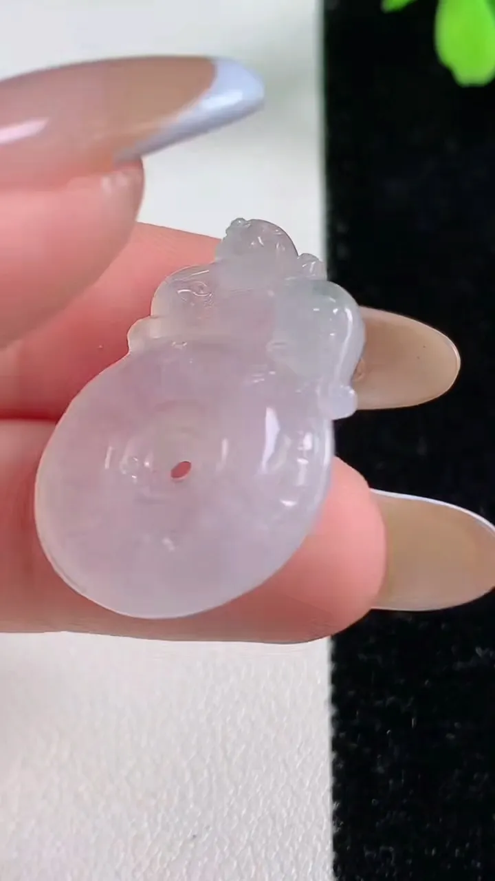 天然A货翡翠复古平安扣吊坠，尺寸28-20-5.3，重量:5.55g
11月4日