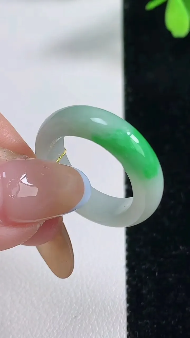 天然A货翡翠指环戒指，尺寸17.4-5.5-3.5，重量:4.26g2025年11月4日
工厂直销收藏佳品,种好水足，色泽均匀，有种有色，上手高大气！