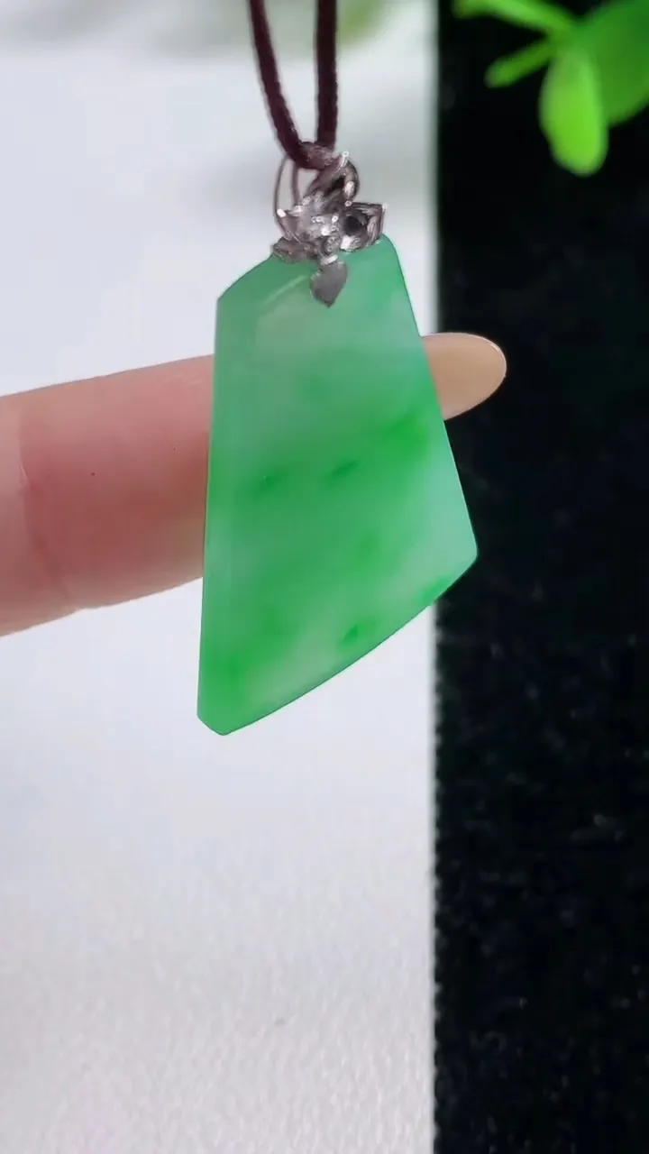 天然A货翡翠无事牌吊坠，尺寸28.3-20.4-2.9，重量:4.26g
11月4日